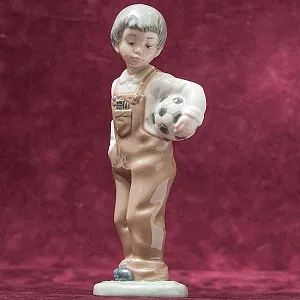 Коллекционная Фарфоровая статуэтка «Маленький футболист» NAO by Lladro, Daisa, Испания -1988 год.