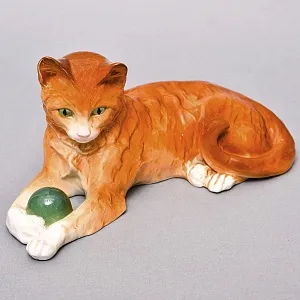 Коллекционная Фарфоровая статуэтка «Кошка с мячом», Sitzendorf Германия, вторая половина ХХ века.