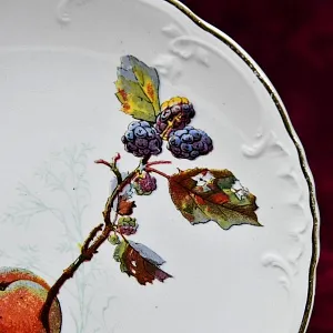 Антикварная Фарфоровая тарелка «Персики и ежевика», Villeroy&Boch Германия, 1874 - 1909 годы.