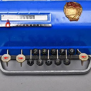 Памятный подарок - Пензенский Арифмометр - Механическая Счётная Машина «ВК-1 тип ВДН» СССР - 1979 год.