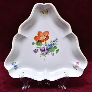 Сервировочная Тарелка - Блюдо треугольной формы «BLUMEN», Фарфор MEISSEN Германия - 1982 год.