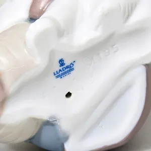 Коллекционная Фарфоровая статуэтка «Мальчик эскимос с медвежонком», Lladro Испания, 1972 - 2007 годы.