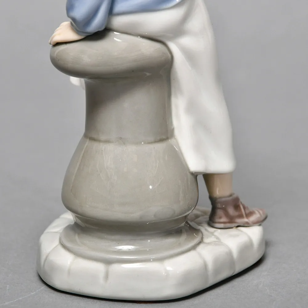Коллекционная Фарфоровая статуэтка «Мальчик c корабликом», Lladro Испания, вторая половина ХХ века.