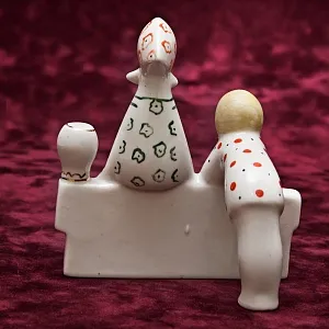 Фарфоровая статуэтка «На заборе», СССР Сысертский фарфоровый завод, 1960 - 1977 гг. 