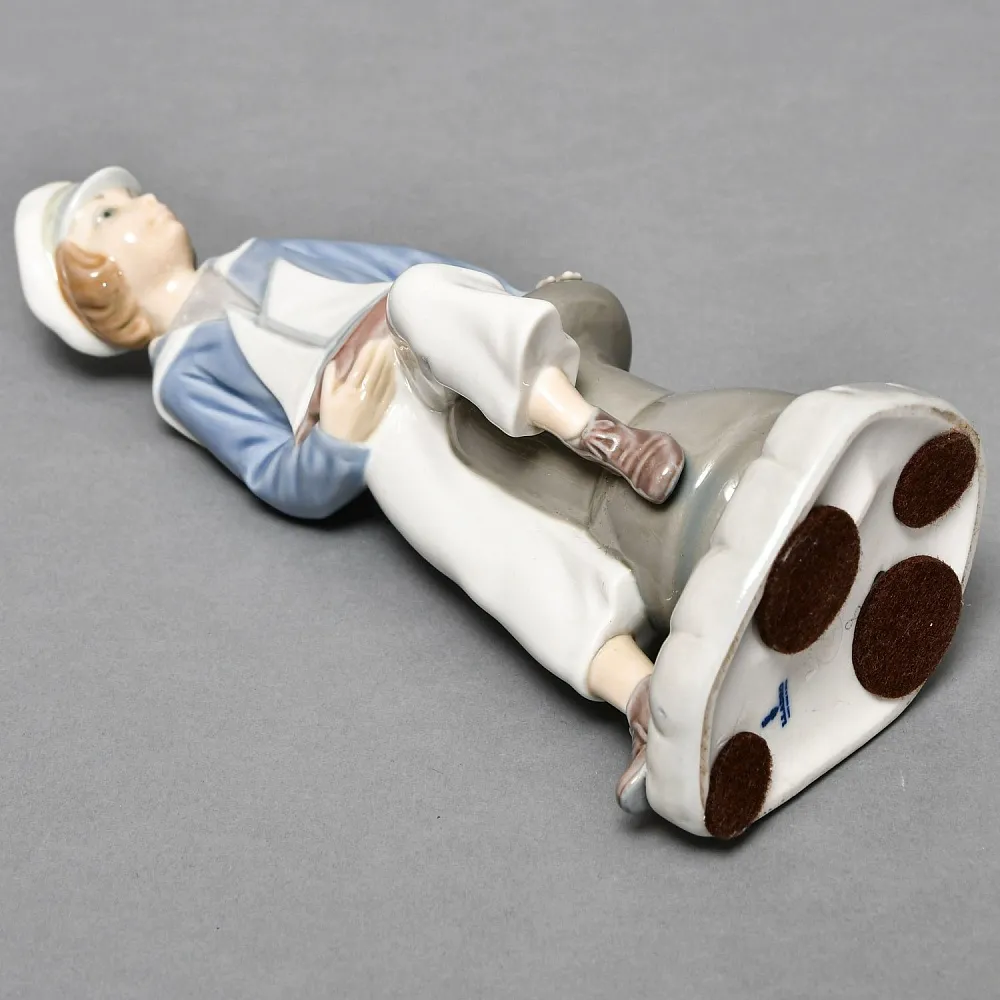 Коллекционная Фарфоровая статуэтка «Мальчик c корабликом», Lladro Испания, вторая половина ХХ века.