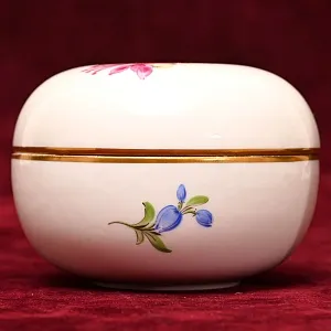 Коллекционная Шкатулка - Бонбоньерка «ЦВЕТЫ», Фарфор MEISSEN, Германия - первая половина ХХ века.