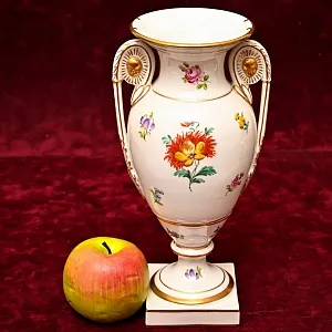 Фарфоровая Ваза в стиле Ампир, SP Dresden Германия, середина ХХ века.