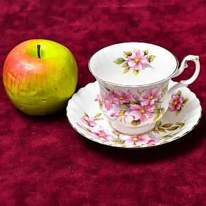 Коллекционная Фарфоровая Чайная пара «ШИПОВНИК», ROYAL ALBERT Англия, вторая половина ХХ века.