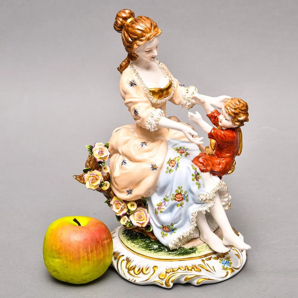Коллекционная Фарфоровая Статуэтка «Материнство. Мать и Дитя», SANDIZELL PORCELAIN Германия.