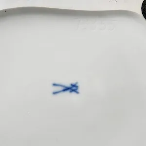 Коллекционная Фарфоровая статуэтка «Дети Хеншеля. Ребёнок, сидящий на подушке», Meissen Германия. 