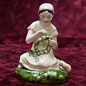 РЕДКОСТЬ!! Фарфоровая Статуэтка «Девочка с венком», ЛФЗ СССР - 1955 год.