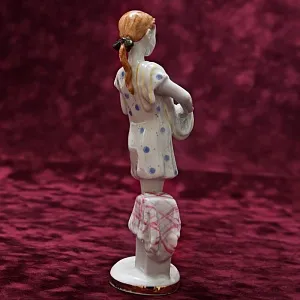 Коллекционная Фарфоровая Статуэтка «Юная помощница», ЛФЗ СССР - 1956 год.