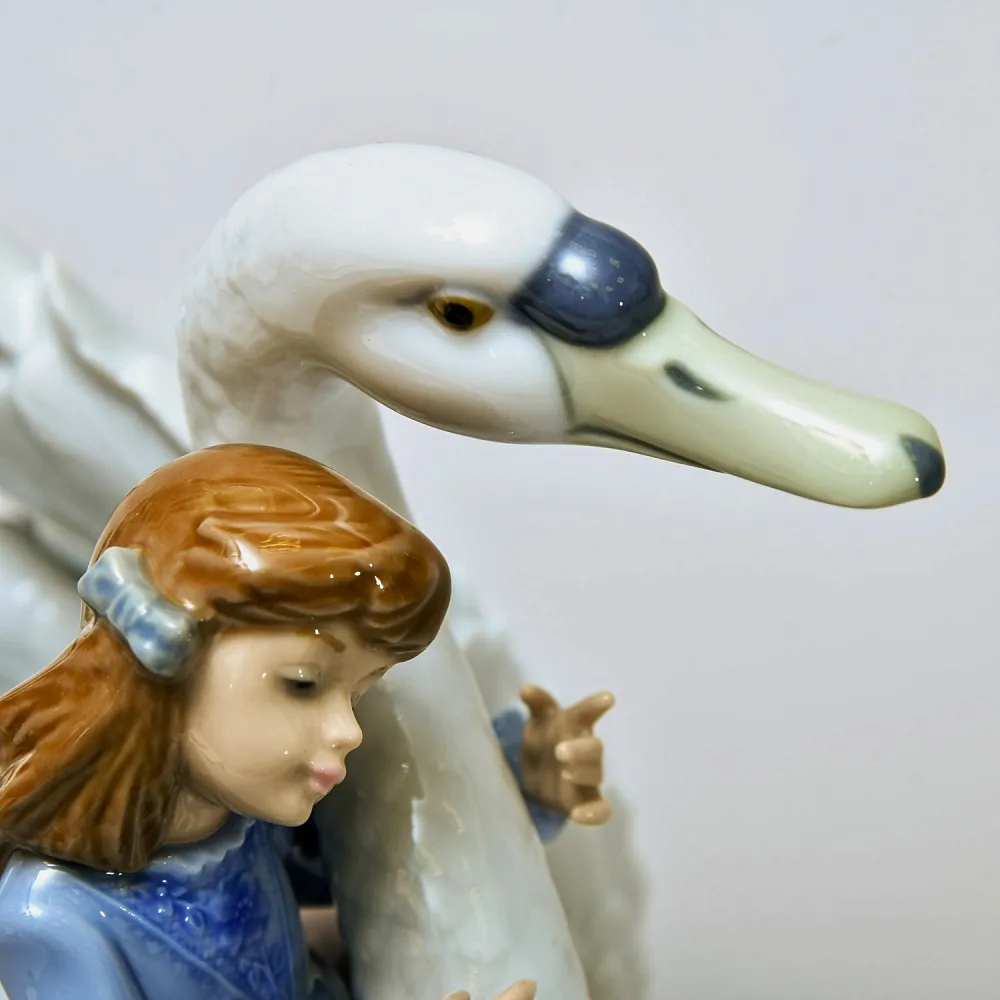 Коллекционная Фарфоровая Статуэтка «Девочка и лебедь», Lladro Испания - 1990 год.