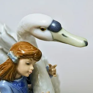 Коллекционная Фарфоровая Статуэтка «Девочка и лебедь», Lladro Испания - 1990 год.