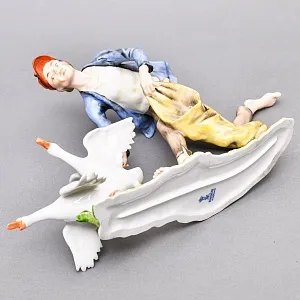 Коллекционная Фарфоровая статуэтка «Ловец гусей. Мальчик и гуси», KAISER Германия, 1979 - 1990 годы. 