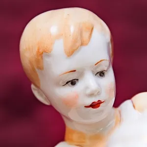 Фарфоровая статуэтка «Мальчик, надувающий мяч», «Красный фарфорист» Чудово, СССР -1956 год. 