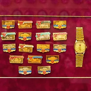 Памятное Подарочное Панно - Значки «Автомобили Горьковского автозавода»,  ГАЗ - СССР - 1984 год. 