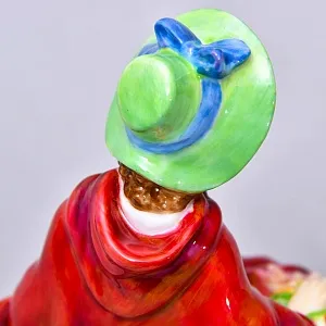 Авторская Фарфоровая статуэтка «Линда. Девочка с корзиной», Royal Doulton Англия, 1953 - 1976 годы.
