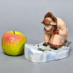 Авторская Коллекционная Фарфоровая Статуэтка «Рыбак на зимней рыбалке», Россия.