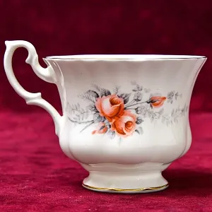 Коллекционная Фарфоровая Чайная пара «Чайная Роза», ROYAL ALBERT Англия, вторая половина ХХ века.