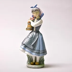 Коллекционная Фарфоровая статуэтка «Голландская Девочка с с цветами», Lladro Испания -1983 год..