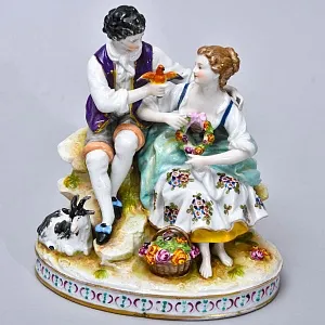 Антикварная Фарфоровая статуэтка «СВИДАНИЕ. ПТИЦА В РУКЕ», Aelteste Volkstedter Германия.