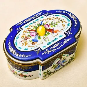 Винтажная Фарфоровая Шкатулка «БУКЕТ С РОЗАМИ», Франция - начало ХХ века.