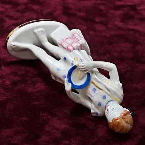 Коллекционная Фарфоровая Статуэтка «Юная помощница», ЛФЗ СССР - 1956 год.