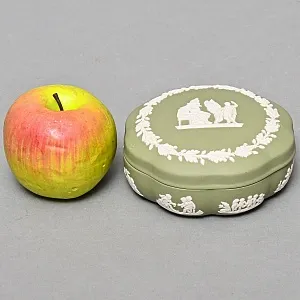 Шкатулка - Бонбоньерка «Античная Греция», фарфор ВЕДЖВУД / WEDGWOOD, Англия, вторая половина ХХ века.