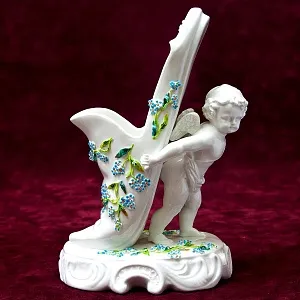 Антикварная Вазочка - Статуэтка «Путти с туфелькой», Фарфор SITZENDORF Германия 1880-1900 годы.