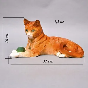 Коллекционная Фарфоровая статуэтка «Кошка с мячом», Sitzendorf Германия, вторая половина ХХ века.