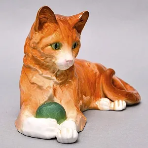 Коллекционная Фарфоровая статуэтка «Кошка с мячом», Sitzendorf Германия, вторая половина ХХ века.