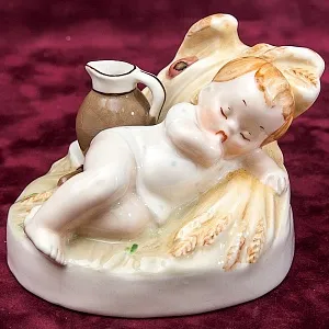 Коллекционная Статуэтка «Спящая девочка» Фарфор ROYAL DUX BOHEMIA -первая половина ХХ века.