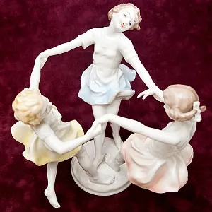 Фарфоровая Статуэтка «Майский Танец», Hutschenreuther, Германия -1955-1968 годы.