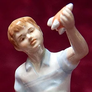 Авторская Коллекционная Фарфоровая Статуэтка «Мальчик с Ракетой», Дулёво Россия.