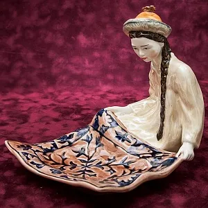 Коллекционная статуэтка - мелочевница «Киргизка с ковром», Фаянс ЗиК Конаково СССР, 1957 год. 