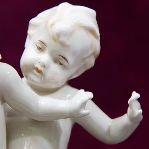 Коллекционная Фарфоровая статуэтка «Путти с мячом», Германия - середина ХХ века. 