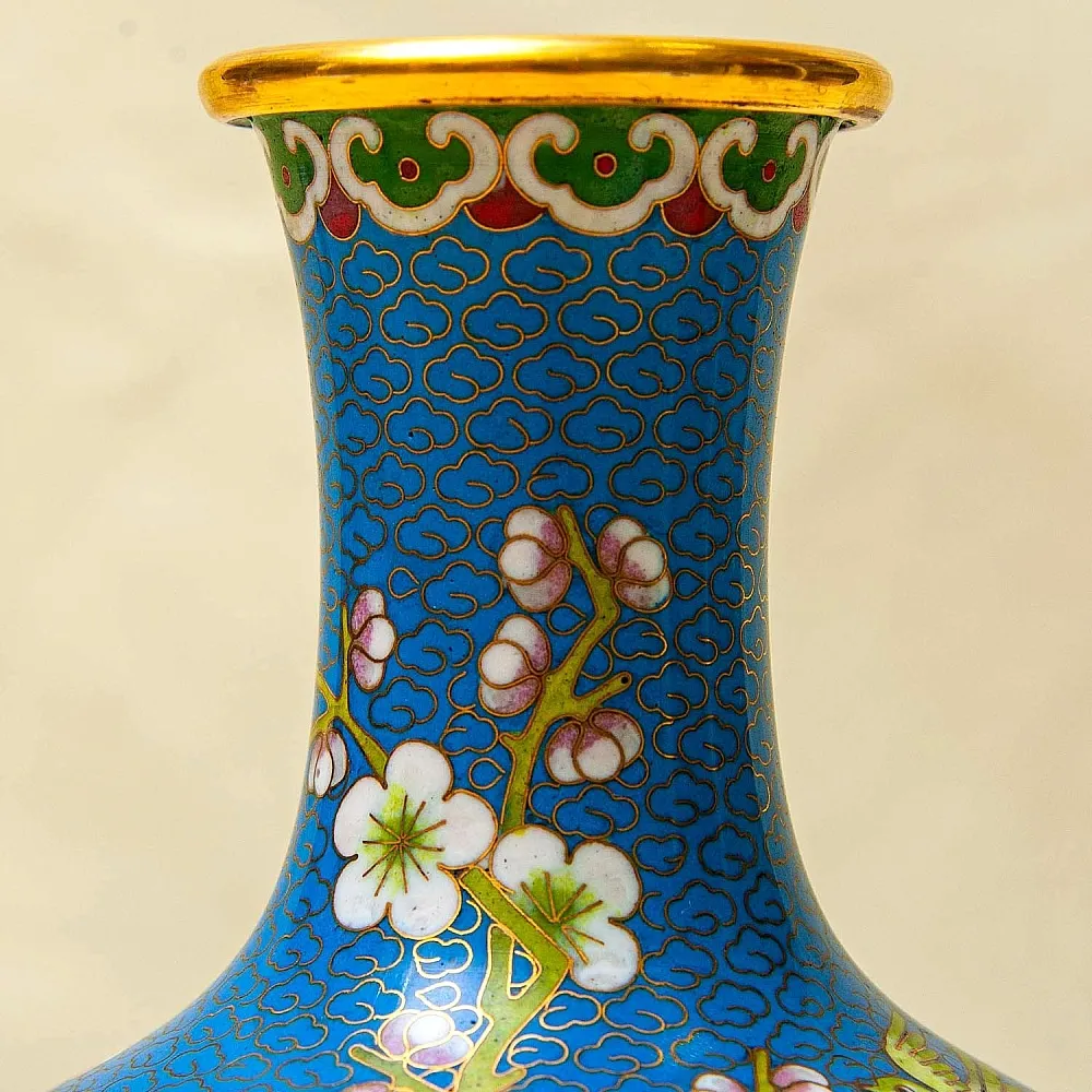 Шикарная Ваза «Сакура в цвету» в технике « Клуазоне» Китай 50 -е годы ХХ века.