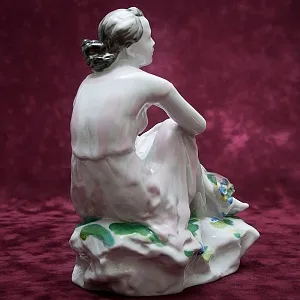 Коллекционная Фарфоровая Статуэтка «На отдыхе - девушка с букетом», ЛФЗ СССР -1963 г