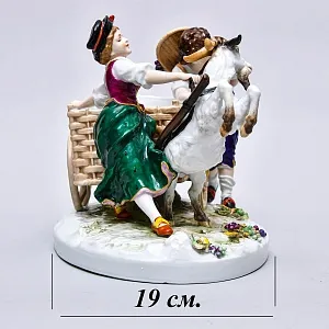 Коллекционная Фарфоровая статуэтка «Сбор винограда», Германия - вторая половина ХХ века. 