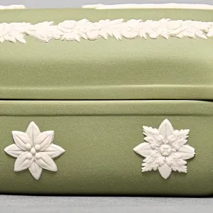 Шкатулка - Бонбоньерка «Античный сюжет», фарфор ВЕДЖВУД / WEDGWOOD, Англия, вторая половина ХХ века.