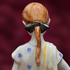 Коллекционная Фарфоровая Статуэтка «Юная помощница», ЛФЗ СССР - 1956 год.