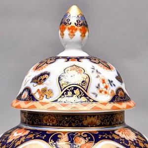 Коллекционный Вазон - Ваза с крышкой на подставке из серии «Yokohama» H - 29 см., Фарфор KAISER, Германия.