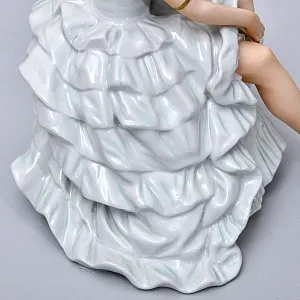 Большая Фарфоровая статуэтка «Балерина, завязывающая пуанты», Н-24 см. Schau Bach Kunst  Германия.