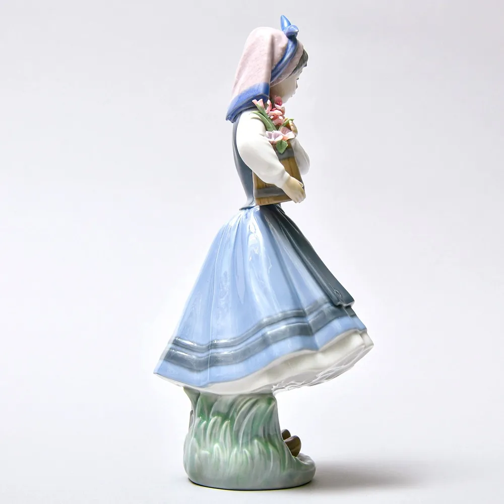 Коллекционная Фарфоровая статуэтка «Голландская Девочка с с цветами», Lladro Испания -1983 год..