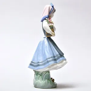 Коллекционная Фарфоровая статуэтка «Голландская Девочка с с цветами», Lladro Испания -1983 год..