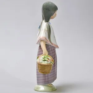 Авторская Фарфоровая статуэтка «ЛУПИТА. Девочка с цветами и корзинкой яблок», Lladro Испания.