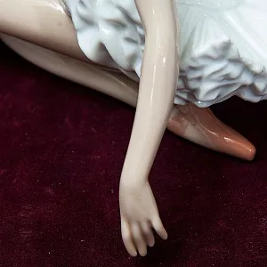 Коллекционная Фарфоровая статуэтка «Балерина - Лебединое озеро» Lladro, Испания.