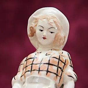 Фарфоровая Статуэтка «Девушка геолог» Барановский ФЗ - CCCР 50 -е годы ХХ века.