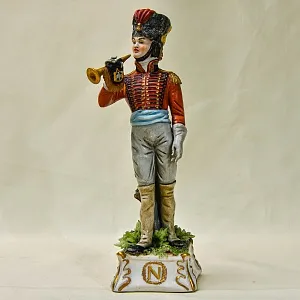 Коллекционная Фарфоровая статуэтка «Солдат. Гусар - горнист» из серии «Армия Наполеона», Capodimonte Италия.